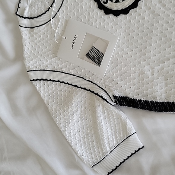 Chanel white and black logo badge t-shirt - Picture 10 of 16